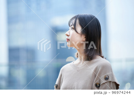 落ち着いた表情をした若い女性 96974244