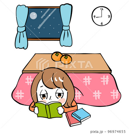 女性　こたつ　夜　読書 96974655