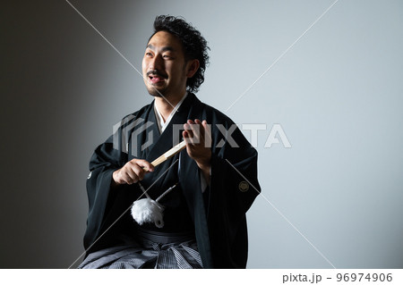 紋付袴の髭の男性 落語家 紋付袴の髭の男性 落語家 96974906