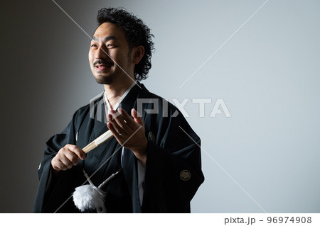 紋付袴の髭の男性 落語家 紋付袴の髭の男性 落語家 96974908
