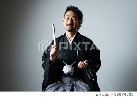 紋付袴の髭の男性　落語家 96974909