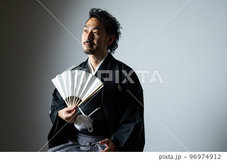 紋付袴の髭の男性　落語家 96974912