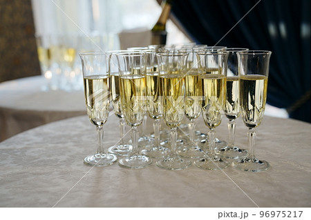 lots of glasses of wine or champagne on the table 96975217