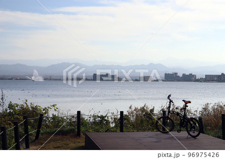 白山眺望広場からの大噴水(石川県 加賀市 柴山潟) 白山眺望広場からの大噴水(石川県 加賀市 柴山潟) 96975426