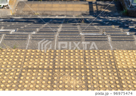点字ブロックと歩道 96975474