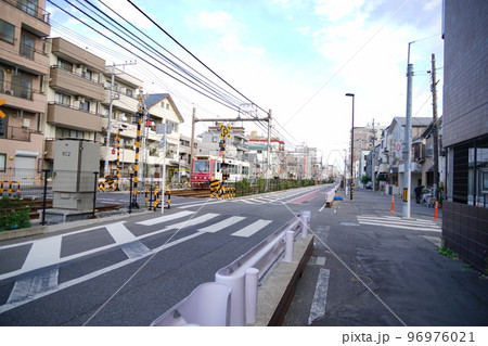 さくらトラムの線路と走行する電車 96976021