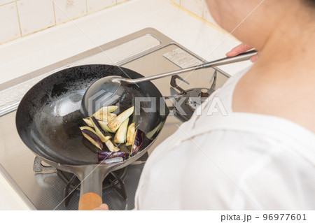 【マーボー茄子を作る　茄子を炒める】 96977601