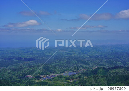 男三瓶山頂からの日本海と日御碕 男三瓶山頂からの日本海と日御碕 96977809