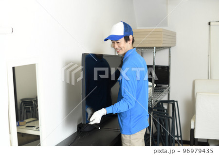 テレビを運ぶ作業員の男性 96979435
