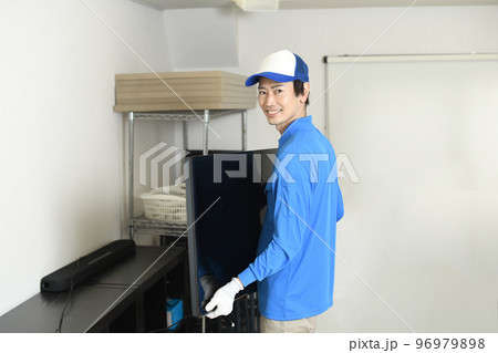 テレビを運ぶ作業員の男性 テレビを運ぶ作業員の男性 96979898