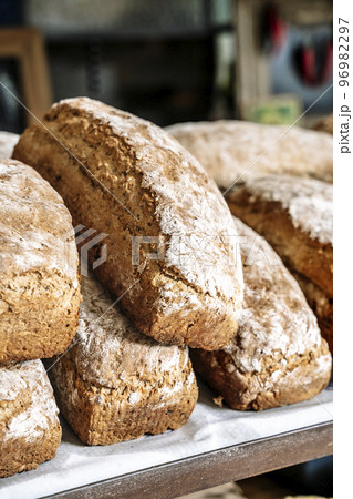 Loaves Of Bread On The Shelves Of The Shop...の写真素材 [96982297] - PIXTA