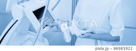 The masseur is preparing to make an hardware lpg massage in a beauty salon The masseur is preparing to make an hardware lpg massage in a beauty salon 96983922