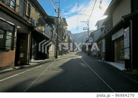 京都・東山区清水 茶わん坂(清水新道)石標 京都・東山区清水 茶わん坂(清水新道)石標 96984270