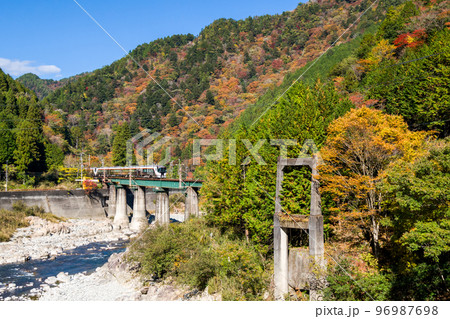 【高山本線】飛騨川沿いを走行するひだ号 96987698