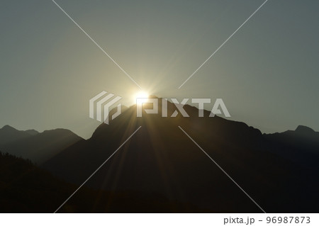 北杜市白州町、駒に沈む夕日 北杜市白州町、駒に沈む夕日 96987873
