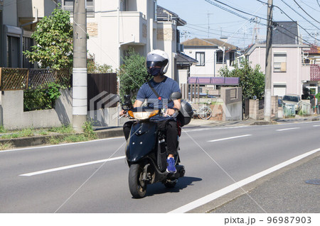 道路に走る原付バイク 道路に走る原付バイク 96987903
