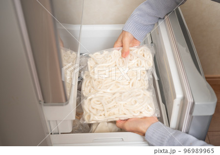 冷凍保存しているうどん 96989965