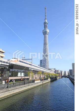 東京スカイツリーと浅草に向かう列車 96990292