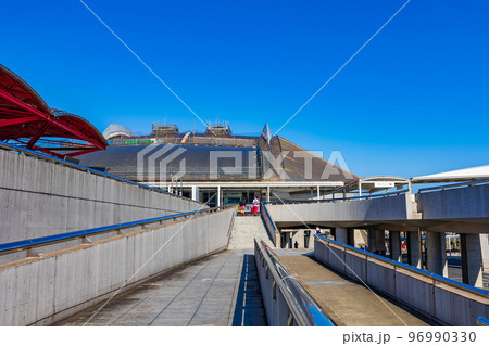 千葉県　幕張メッセ　国際展示場（1-8ホール）と幕張イベントホール 96990330