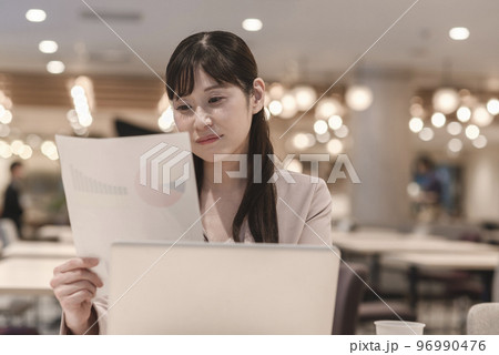 資料を見ながら考える女性 96990476