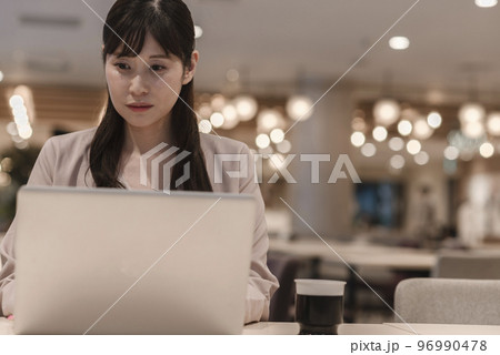 資料を見ながら考える女性 96990478