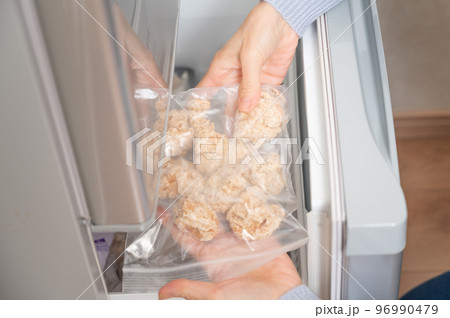 冷凍保存している唐揚げ 96990479