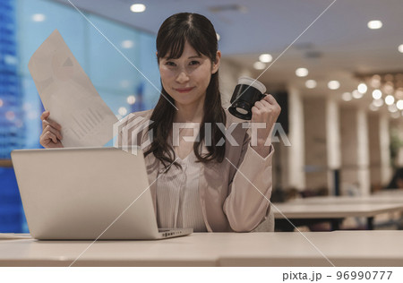フリーランスの女性イメージ フリーランスの女性イメージ 96990777