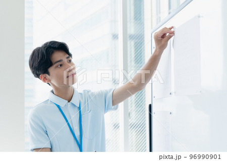 研修を受ける男性スタッフ 研修を受ける男性スタッフ 96990901