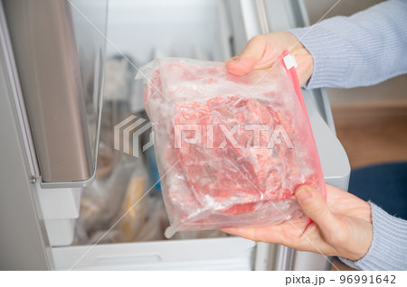 冷凍保存している牛肉 冷凍保存している牛肉 96991642