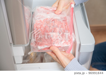 冷凍保存している牛肉 96991644