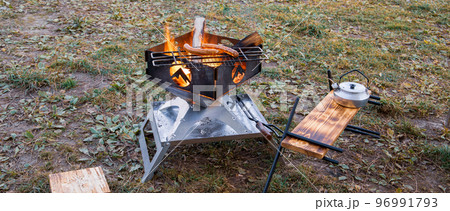 キャンプ場で焚火を楽しむ キャンプ場で焚火を楽しむ 96991793