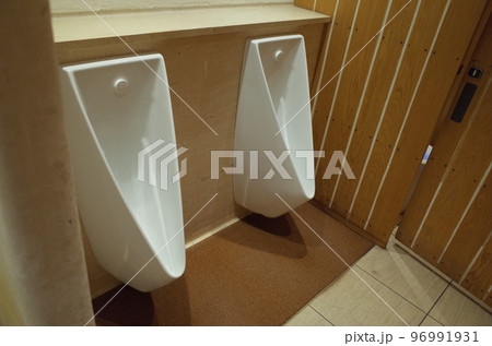 男性用トイレの風景 96991931