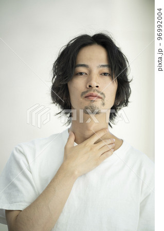 30代前半の男性　メンズビューティーイメージ　ポートレート　カメラ目線 96992004