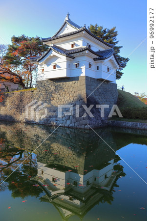 紅葉シーズンの新発田城 本丸辰巳櫓 96992177