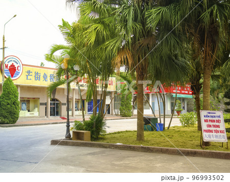 ベトナム・モンカイ国境検問所の内側 / Mong Cai border, Vietnam ベトナム・モンカイ国境検問所の内側 / Mong Cai border, Vietnam 96993502