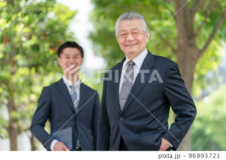 ビジネス 2人 新緑 ビジネス 2人 新緑 96993721