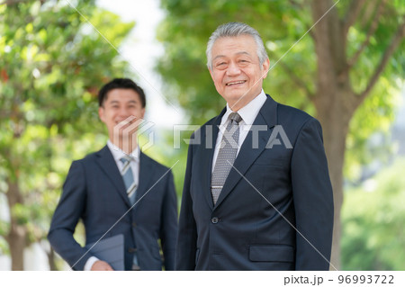 ビジネス　2人　新緑 96993722