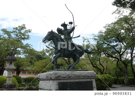 富士山本宮浅間大社　流鏑馬の銅像 96993831