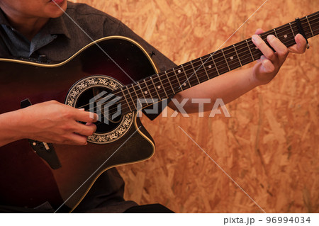 ギターを演奏する手元　guitar 96994034