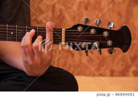 ギターを演奏する手元　guitar 96994091
