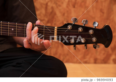 ギターを演奏する手元　guitar 96994093