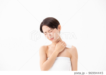 湿布を貼る女性 96994445