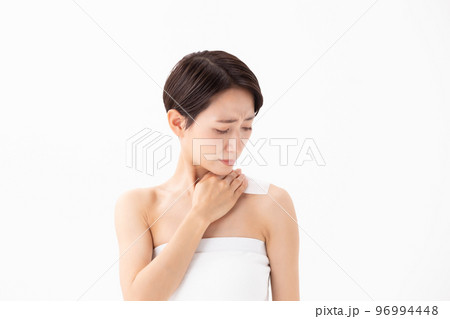 湿布を貼る女性 96994448