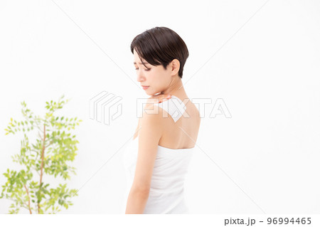 湿布を貼る女性 96994465