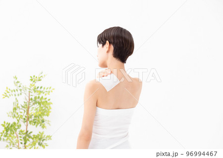 湿布を貼る女性 96994467