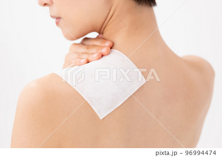 湿布を貼る女性 湿布を貼る女性 96994474