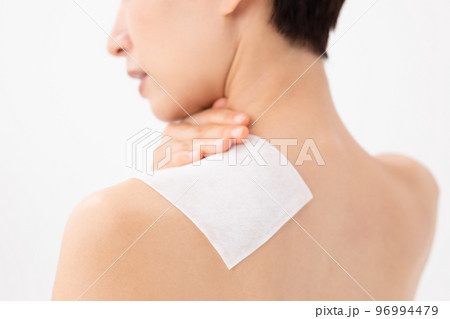 湿布を貼る女性 96994479