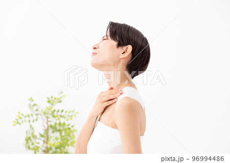 湿布を貼る女性 96994486