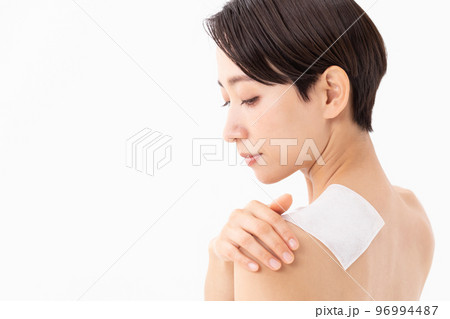 湿布を貼る女性 96994487