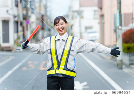 交通整理をする女性警備員 96994654